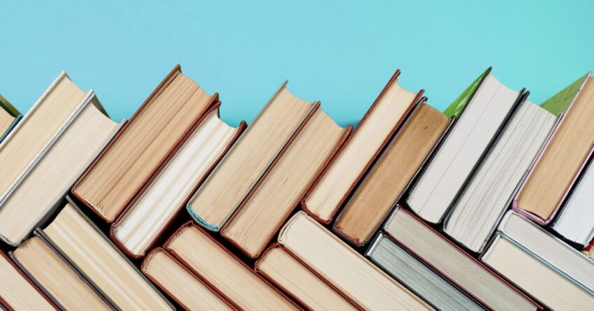 Lora's Reads - Stack of books FI